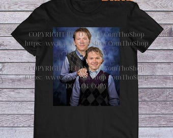 Peut inclure: T-shirt noir avec une photo de deux hommes portant des pulls. Le texte "COPYRIGHT BELOW" et "DONOT COPY" est visible sur le t-shirt.