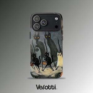 Puede incluir: Una funda para smartphone con una ilustración oscura de tres gatos negros con ojos naranjas brillantes y una figura de fantasma blanca caminando por un sendero. Los gatos llevan cubos de calabaza naranjas. La marca Velotti aparece en la parte inferior.