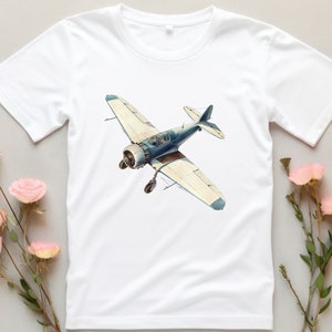 Op de afbeelding: Wit T-shirt met een vintage illustratie van een blauw en wit vliegtuig.