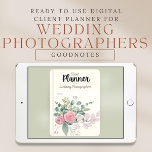 Peut inclure: Un planificateur numérique pour les photographes de mariage affiché sur l'écran d'une tablette. La couverture du planificateur présente une illustration aquarelle de roses roses et de feuilles vertes sur un fond blanc. Le texte sur la couverture indique "Client Planner for Wedding Photographers".
