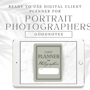 Può includere: Un planner digitale per fotografi di ritratti, visualizzato su un tablet con uno sfondo in marmo. Il planner è intitolato "Client Planner for Photographers" ed è progettato per l'uso con l'app Goodnotes.