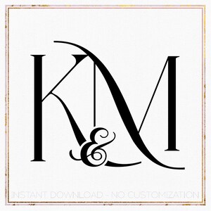 Op de afbeelding: Zwart-wit monogram met de letters K en M die met een ampersand-symbool in het midden zijn verweven. De letters zijn in een decoratief handschrift. De tekst "INSTANT DOWNLOAD - NO CUSTOMIZATION" staat onderaan de afbeelding.