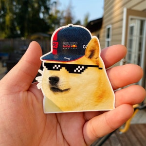 Pegatina de vinilo resistente al agua de Fórmula 1 con el meme del perro Redbull de Max Verstappen