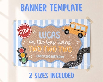 Op de afbeelding: Een rechthoekige bannertemplate met een lichtblauwe en witte gestreepte achtergrond. Het toont een gele schoolbus, een rood stopbord, een verkeerslicht en een kronkelende weg. De tekst luidt: LUCAS on the bus turns TWO TWO TWO HAPPY 2ND BIRTHDAY.