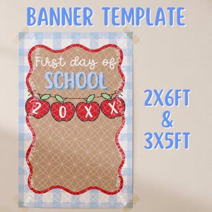 Peut inclure: Un modèle de bannière rectangulaire avec un fond à carreaux bleu et blanc. Le centre présente un cadre festonné marron avec le texte First day of SCHOOL et une guirlande de quatre pommes rouges avec le texte blanc 2 0 X X. Le texte 2X6FT & 3X5FT est visible.