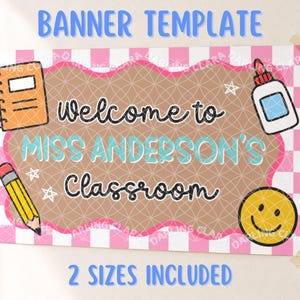 Könnte beinhalten: Eine rechteckige Bannervorlage mit einem rosa-weiß karierten Rand. In der Mitte befindet sich eine braune, gewellte Form mit dem Text Welcome to MISS ANDERSON'S Classroom. Illustrationen zeigen ein orangefarbenes Notizbuch, Kleber, einen Bleistift und ein Smiley.