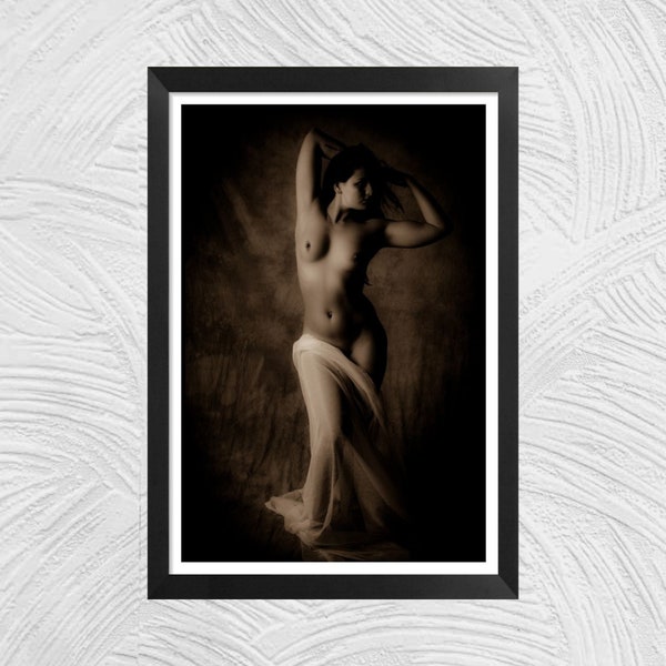 la sensualité - Femme nue - Mystère - Sépia - Ombres prononcées - Grâce - Élégance - Beauté féminine - Contemplation - Intemporel