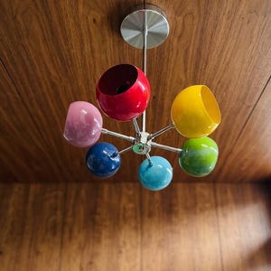 Żyrandol atomowy z połowy wieku | Mosiężna, 6-ramienna, wielokulista oprawa sufitowa