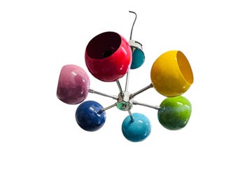 Lámpara de latón con acabado cromado de estilo moderno de mediados de siglo y 6 bombillas: una pieza de iluminación arquitectónica.