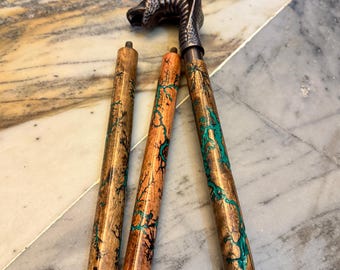 Bastón con empuñadura de cobra de latón antiguo – Bastón de madera con relleno verde quemado y acabado de cobre.