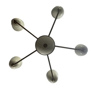 Puede incluir: Una l&aacute;mpara de ara&ntilde;a moderna con un elemento central circular y seis brazos que se extienden hacia afuera. Cada brazo tiene una peque&ntilde;a pantalla de vidrio blanco roto redondeada. Los brazos y el elemento central son de metal oscuro, creando un dise&ntilde;o de estrella.