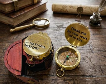 Gepersonaliseerd messing kompas met leren etui, gegraveerd pensioencadeau, aandenken voor jarenlange dienst, op maat gemaakt zakkompas