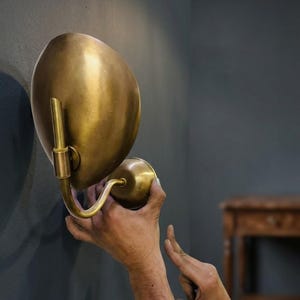 Mid-Century Modern messing wandlamp | Vintage Italiaanse messing schelpvormige wandlamp | MCM dubbele kegelvormige draaibare lamp | Modernistische wandverlichting