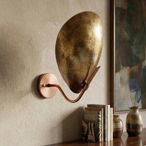 Vintage messing schelp wandlamp – Mid-century moderne organische messing wandlamp, antieke messing schelplamp