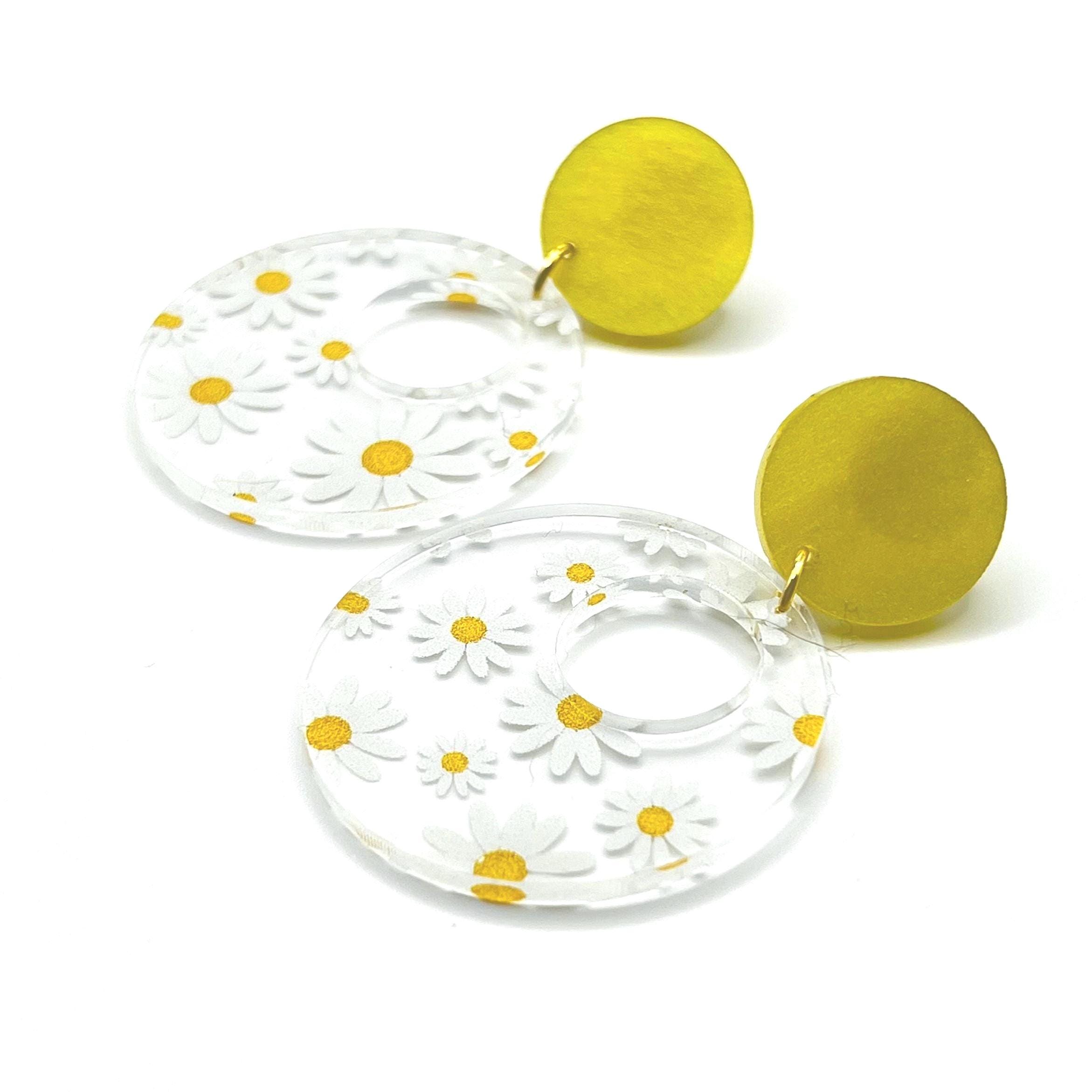 Retro Acrylic Daisy Dangle Earrings: Summer Flower Jewelry