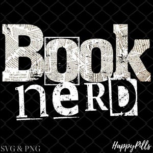 Op de afbeelding: Een zwart grafisch ontwerp met de woorden "Book Nerd" in een verweerde witte lettertype. De letters van "Book" zijn gevuld met krantenpapier. De achtergrond is een zwart gaashek.