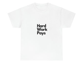 Pode incluir: Camiseta branca com texto preto que diz "Hard Work Pays".