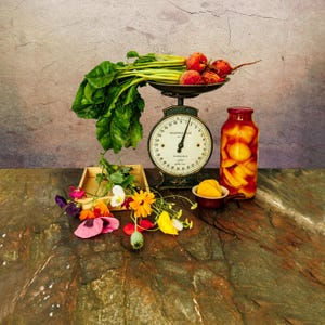 Könnte beinhalten: Ein Stillleben mit einer alten Waage, die Rüben und Grünzeug trägt. Ein Glas eingelegter Pfirsiche, eine kleine Schale mit Pfirsichen und ein Holztablett mit bunten Blumen sind ebenfalls vorhanden. Rustikale, natürliche Szene.