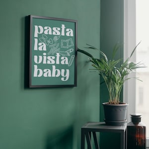 Può includere: Una stampa incorniciata con il testo "pasta la vista baby" in bianco su sfondo verde. La stampa presenta illustrazioni di varie forme di pasta.