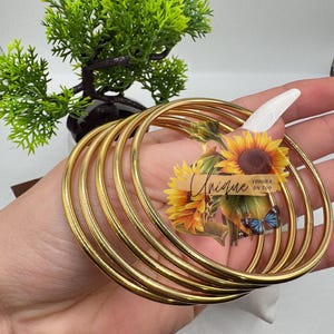 Bracelets Oshun. De haute qualité, ils résistent à l'eau et ne se décolorent pas. Lot de 5 bracelets Oshun en acier inoxydable. Bracelets Santeria.