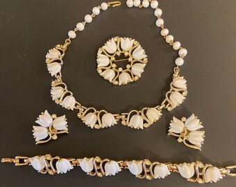 Vintage KRAMER white Thermoset Tulip flower, 5 piece set.