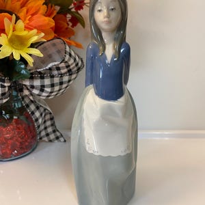 Llardro NAO stamped Girl figurine. No chips. Retired 1990.