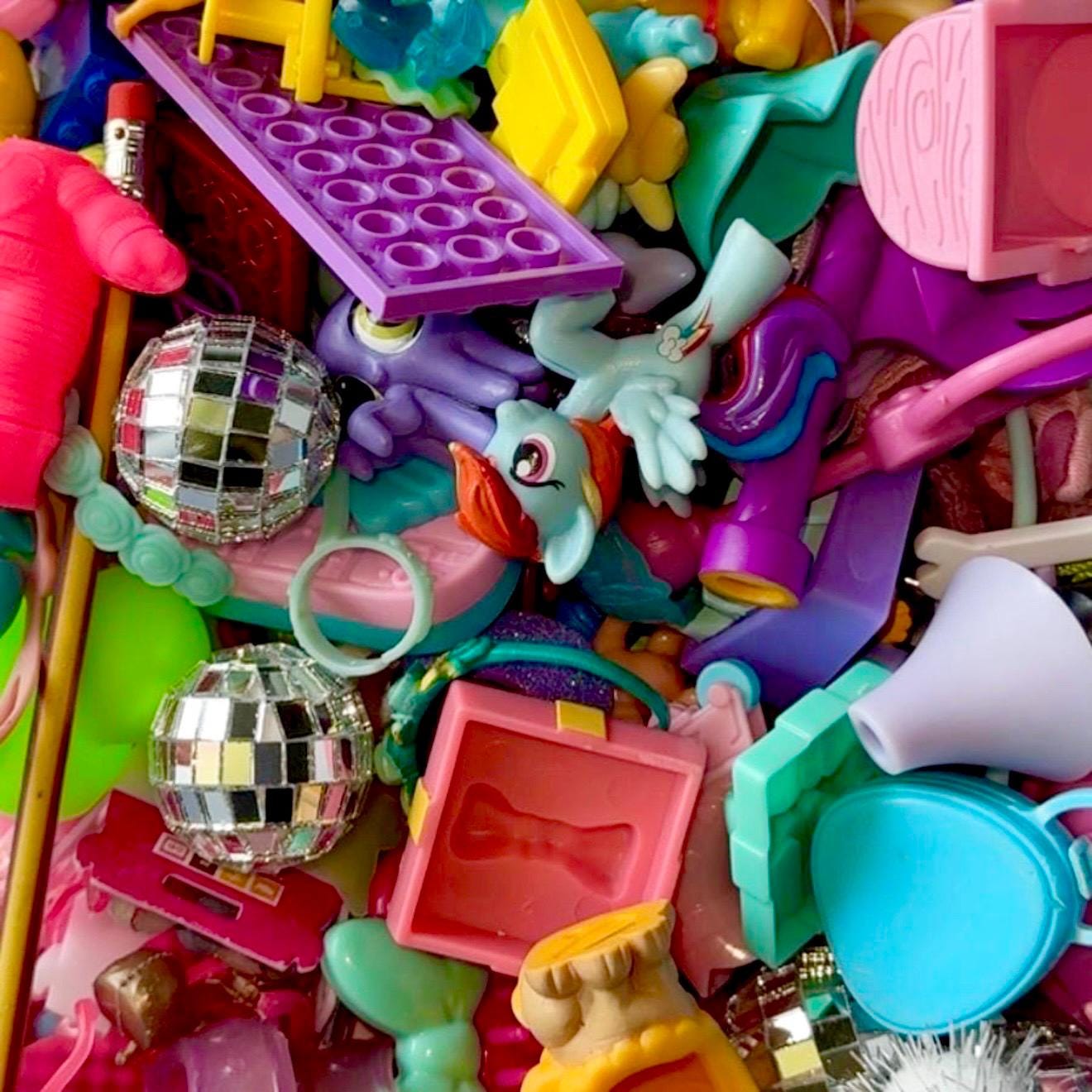 Trinkets: Girl Confetti Scoops / Cute and Colorful Trinkets, Beads & Charms / Cabochons / Slime Charms