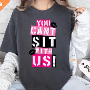 Koszulka You Can't Sit With Us Comfort Colors®, Śmieszne koszulki Mean Girls, Koszulki Regina, Koszulki inspirowane Means Girls, Koszulki z cytatami Mean Girls