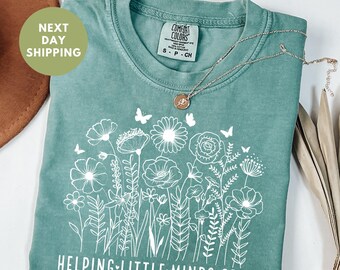 Comfort Colors® helfen kleinen Köpfen wachsen Shirt, Lehrer Shirt, Kindergarten Shirt, Floral Lehrer Shirt, Lehrer Wertschätzung, Lehrer Geschenk