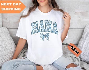 Koszulka Comfort Colors® Mama, Koszulka z niebieską wstążką, Koszulka na Dzień Matki, Uroczy T-shirt dla Mamy, Koszulka z niebieską kokardką dla Mamy, Dziewczęcy, estetyczny prezent dla mamy