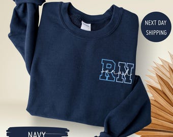 Sudadera de enfermera titulada personalizada con nombre, sudadera con capucha de bolsillo personalizada, atuendo de enfermera, ropa de agradecimiento para enfermeras, bonito regalo para enfermeras