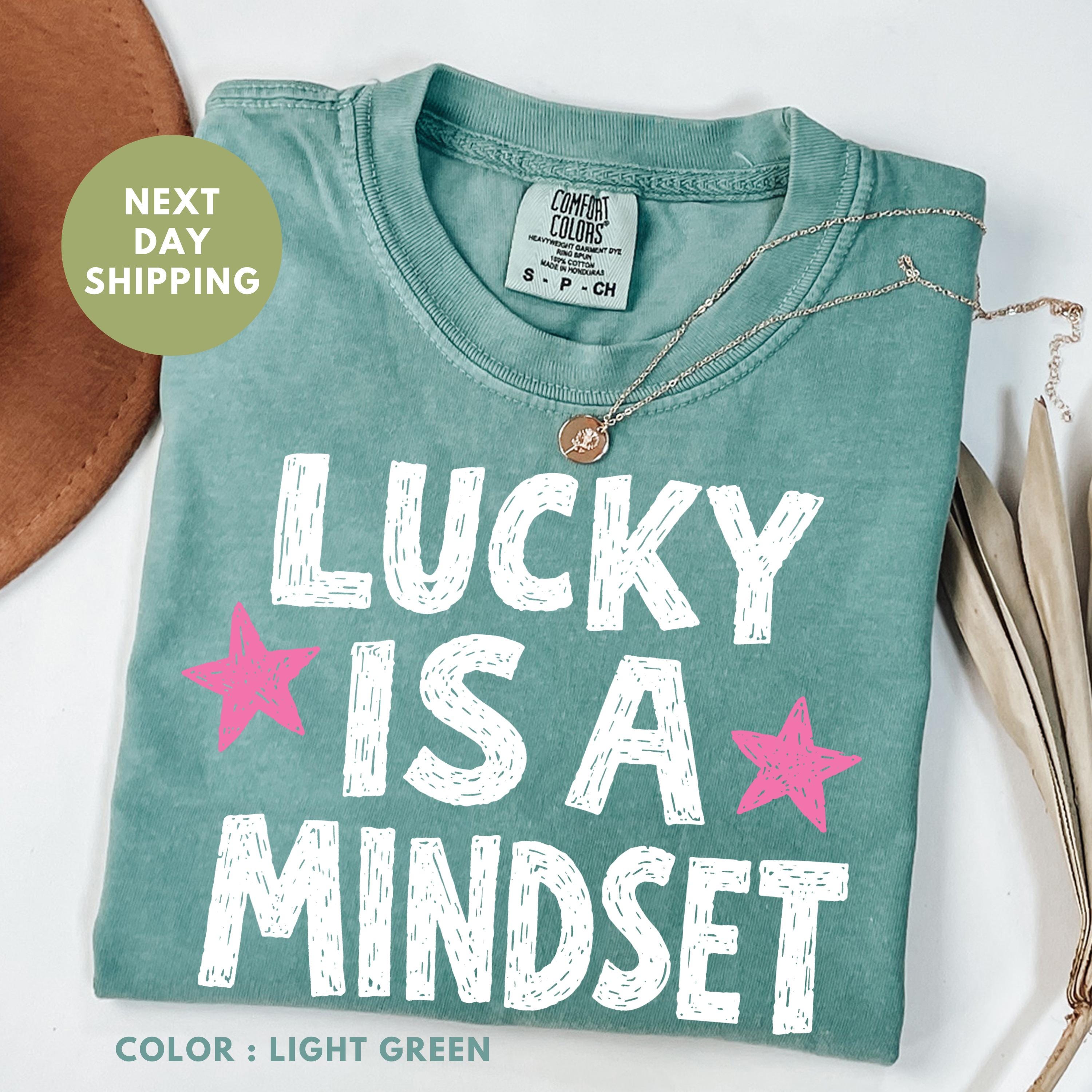 Comfort Colors® ラッキー・イズ・ア・マインドセット シャツ、セント