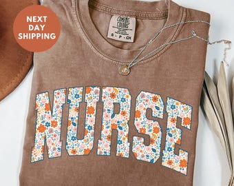 Camiseta Floral Nurse Comfort Colors®, Camiseta para Futura Enfermeira, Camiseta para Enfermeira Registrada, Presente de Formatura para Enfermeira, Camiseta para a Semana da Enfermeira, Agradecimento à Enfermeira, Presente para Enfermeira