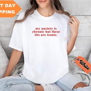 Mi ansiedad es crónica, pero estas tetas son icónicas. Camiseta con colores gráficos cómodos®, divertida, con eslogan icónico, gráfica, regalo.