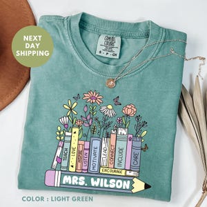 Comfort Colors® Individuelles Lehrer-Shirt, Floral-Lehrer-Shirt, Lehrer-Geschenke, Lehrer-Anerkennungsgeschenk, Schulanfang, erster Schultag