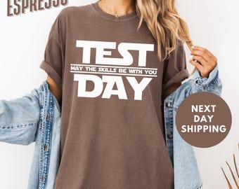 Test Day Comfort Colors® Shirt, Mögen die Fähigkeiten mit Ihnen sein, lustiges Lehrer Shirt, Prüfungstag Studenten Shirt, Lernmotivation T-Shirt, Testwoche
