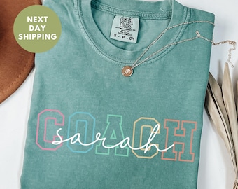 Maglietta personalizzata per allenatore Comfort Colors®, regalo personalizzato per allenatore, maglietta per allenatore di cheerleading, maglietta con nome allenatore, maglietta per il giorno della partita dell'allenatore, regalo di squadra, allenatori
