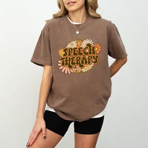 Logo logopedie Comfort Colors®-shirt, shirt logopedist bloemen, shirt speeching, logopedist afstudeercadeau, logopedist-shirt