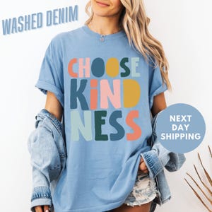 a woman wearing a blue t - shirt that says choose kind of nesss next