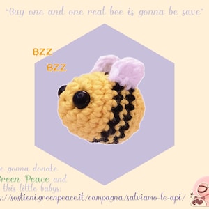 Può includere: Un giocattolo a forma di ape realizzato a uncinetto con strisce gialle e nere, ali bianche e occhi neri. Il testo "BZZ" appare due volte sopra l'ape. Il testo "Buy one and one real bee is gonna be save" appare nella parte superiore dell'immagine. Il testo "We're gonna donate to Green Peace and save this little babys: https://sostieni.greenpeace.it/campagna/salviamo-te-api/" appare nella parte inferiore dell'immagine.