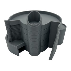Op de afbeelding: Een grijze, meerlaags, ronde, 3D-geprinte structuur met een cilindrische toren in het midden. De structuur heeft een reeks afgeronde, trapsgewijze platforms en een kleine opening aan de zijkant.