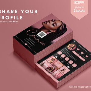 Pode incluir: Uma pilha de cart&otilde;es de visita rosa e uma maquete de tela de telefone. Os cart&otilde;es apresentam uma mulher com cabelo tran&ccedil;ado, o texto "Braids by Connie" e um c&oacute;digo QR. A tela do telefone exibe um perfil de m&iacute;dia social com fotos e &iacute;cones. O texto "SHARE YOUR PROFILE WITH YOUR CUSTOMERS" est&aacute; no topo.