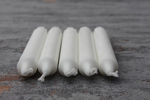 weiße Stabkerzen | 19cm lang | Tischkerzen aus Stearin | Stabkerze mit Zapfenfuß
