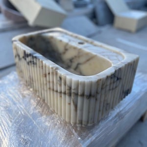 Lavandino in marmo Calacatta scanalato – Mobile da bagno a parete – Lavandino in pietra fatto a mano – Lavandino rettangolare – Lavandino sospeso moderno