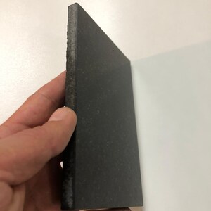 Campione di granito nero e marmo: piastrella in pietra fatta a mano per lavori fai da te (10 x 15 cm) immagine 2