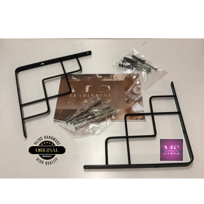 Puede incluir: Dos soportes de estanter&iacute;a de metal negro con un dise&ntilde;o de patr&oacute;n de diamante. Los soportes se empaquetan con tornillos y una tarjeta peque&ntilde;a con el texto "100% Hecho a Mano Producto Original Alta Calidad" y un logotipo que dice "MC".