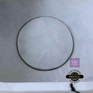 Puede incluir: Primer plano de un fregadero de cer&aacute;mica blanca con un tap&oacute;n de desag&uuml;e de goma negra. El tap&oacute;n de desag&uuml;e es redondo y tiene una superficie lisa. El fregadero est&aacute; limpio y sin ning&uacute;n rasgu&ntilde;o o marca visible.