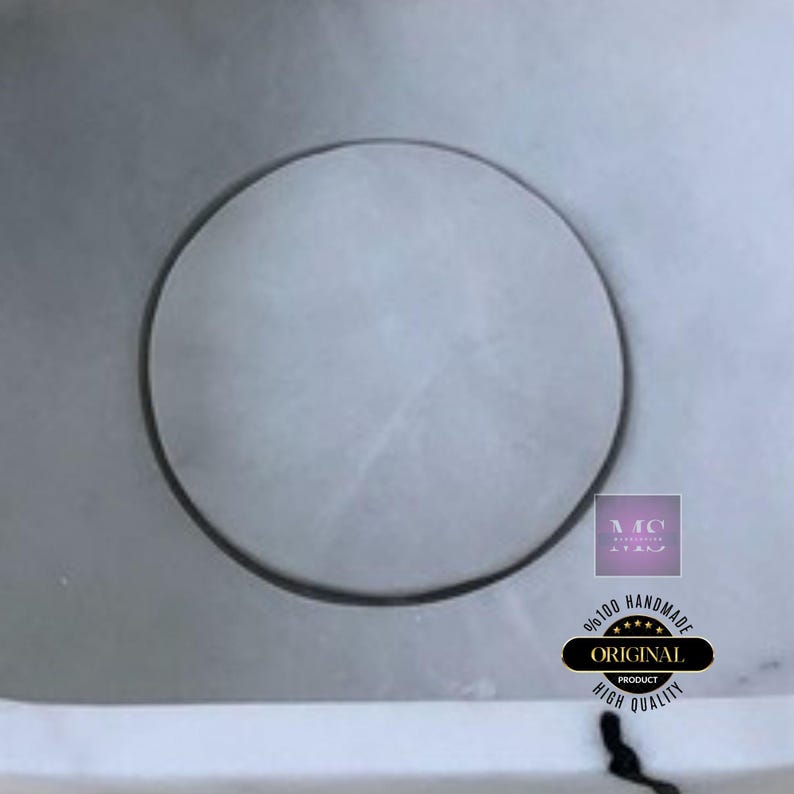 Puede incluir: Primer plano de un fregadero de cer&aacute;mica blanca con un tap&oacute;n de desag&uuml;e de goma negra. El tap&oacute;n de desag&uuml;e es redondo y tiene una superficie lisa. El fregadero est&aacute; limpio y sin ning&uacute;n rasgu&ntilde;o o marca visible.