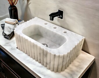 Lavabo de pared de mármol de Carrara hecho a mano: Mueble de baño personalizado