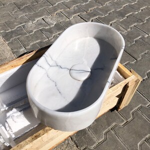 Lavabo de pared de mármol de Carrara, lavabo de piedra estriado, tocador pequeño para aseo, lavabo de baño a medida. imagen 8